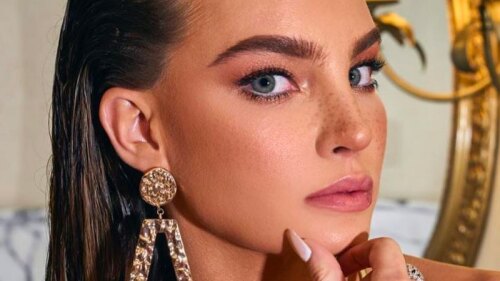 En mini vestido, Belinda mueve la retaguardia y  enseña de más