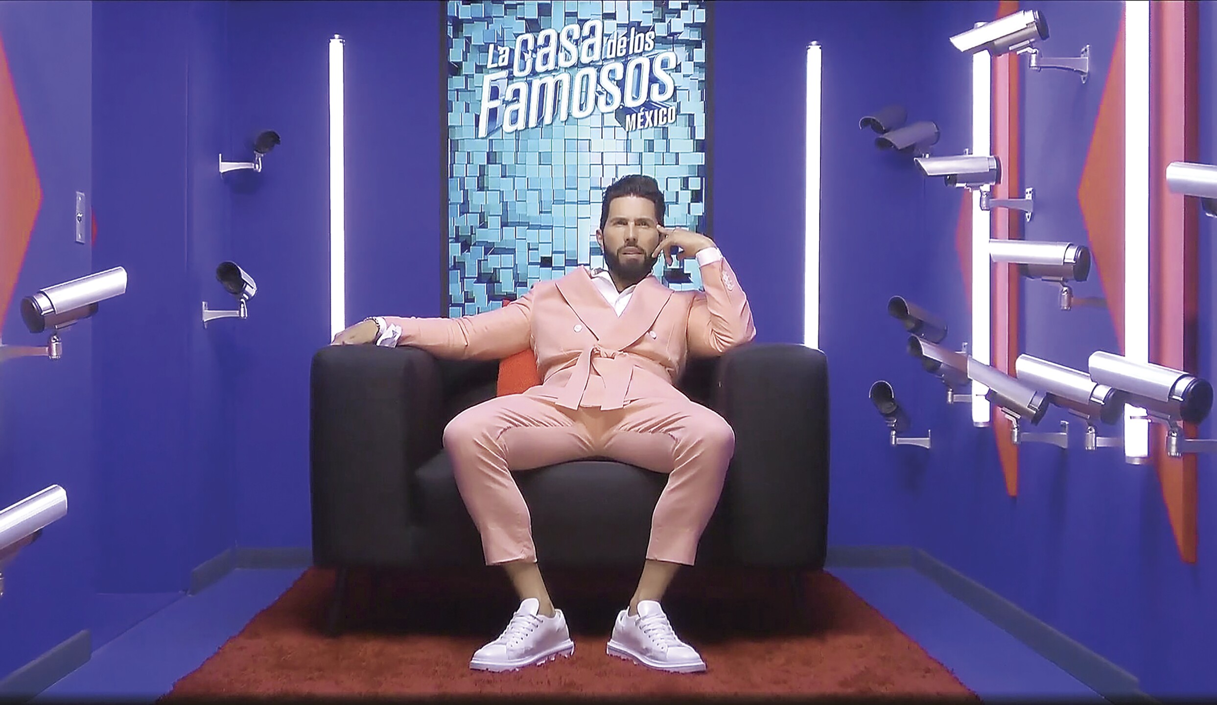 Poncho de Nigris usa a Wendy Guevara