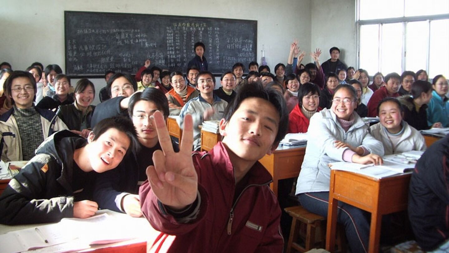 China castiga con cárcel a alumnos por copiar durante examen