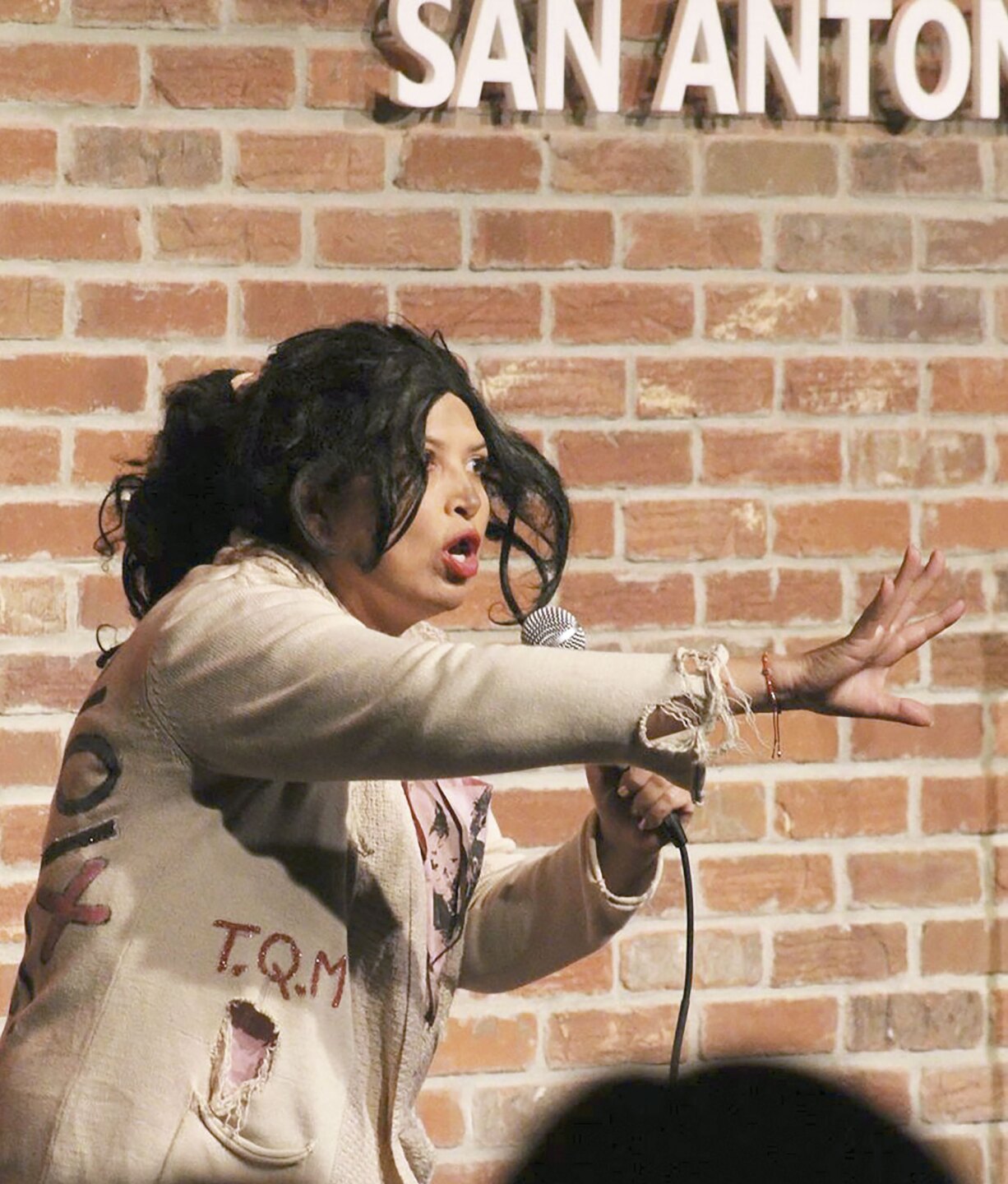 La Chupitos usa peluca en su show