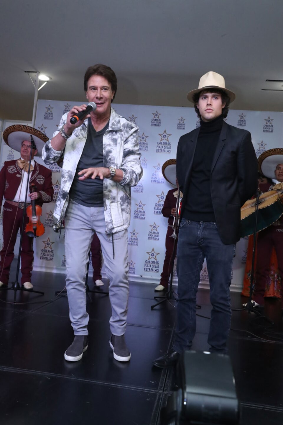 Al final, cantó con mariachi y estuvo muy emocionado con su público.