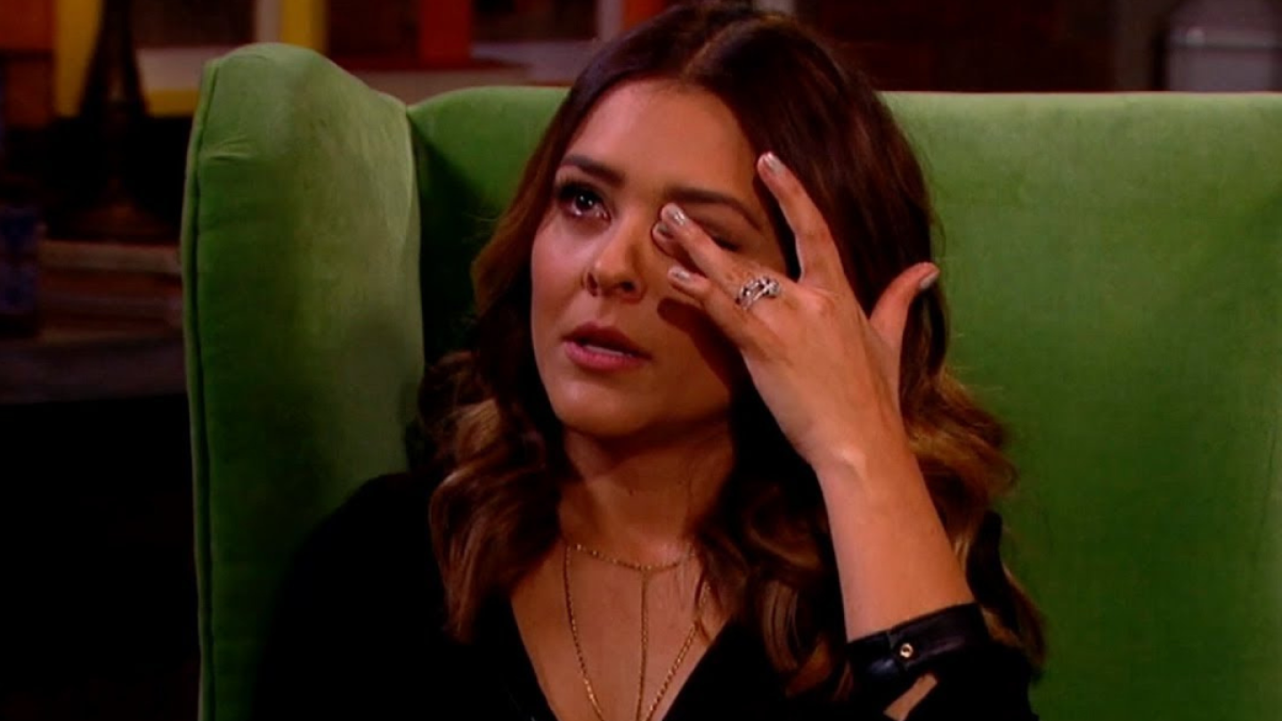 Grettell Valdez despide a su hijo que se va a estudiar al extranjero