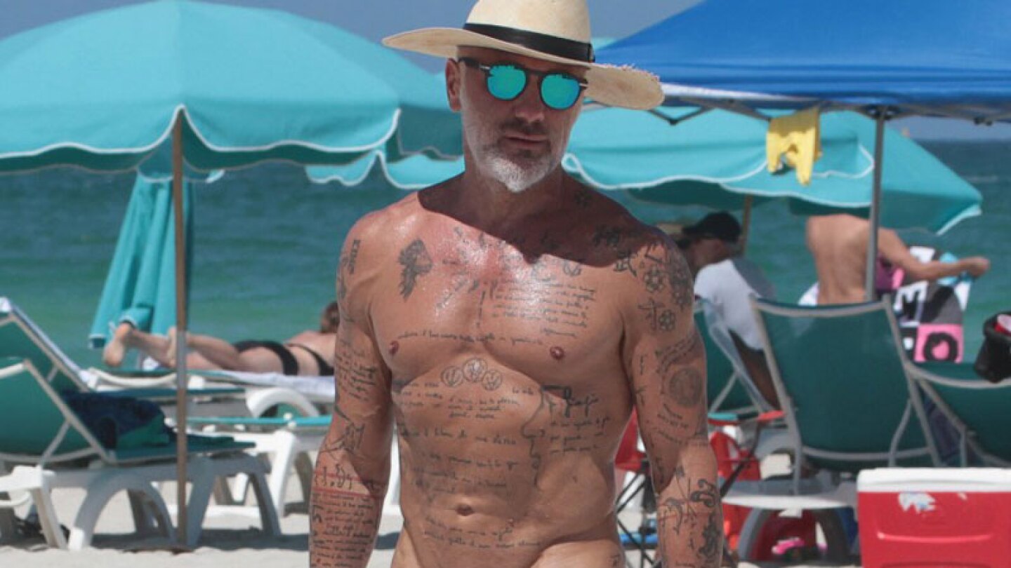 Gianluca se tatúa