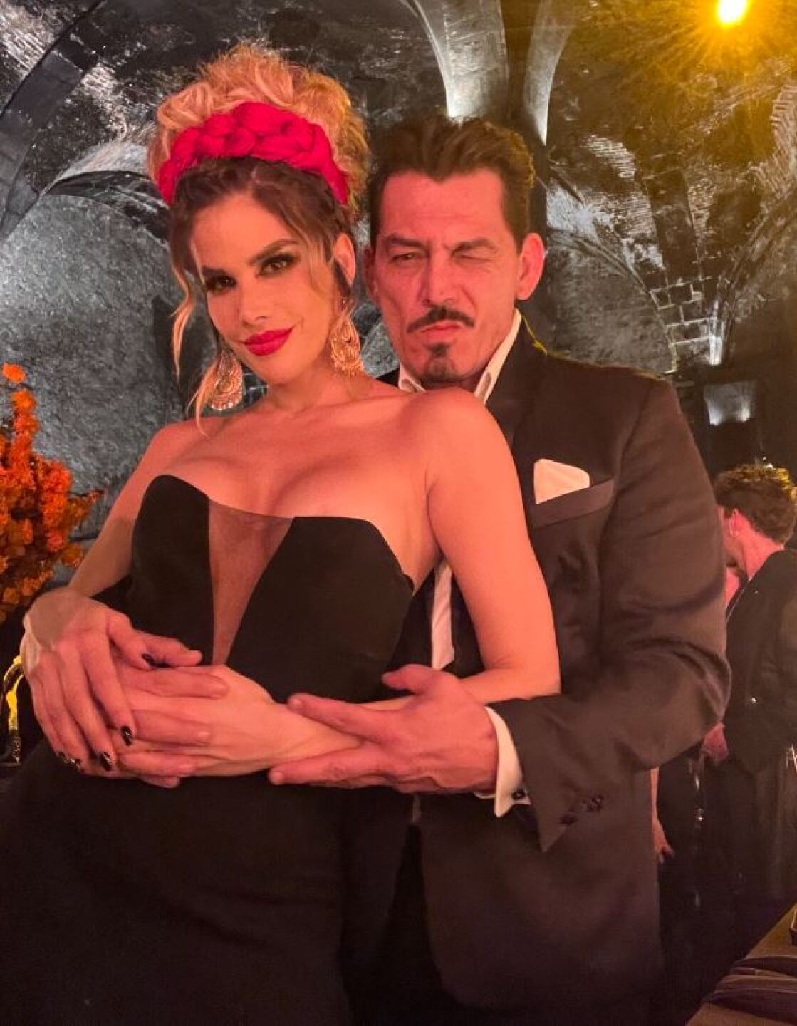 José Manuel Figueroa apoya a Marie Claire Harp
