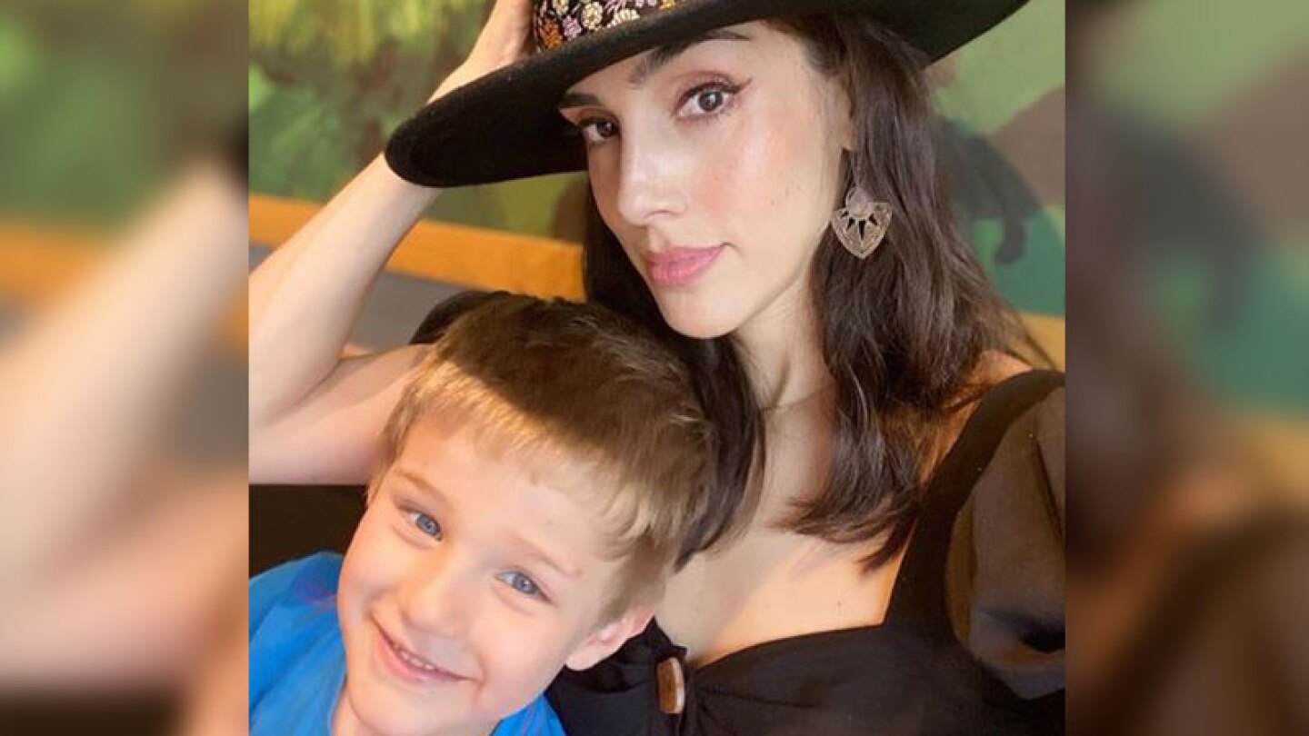 Sandra Echeverría y su hijo.