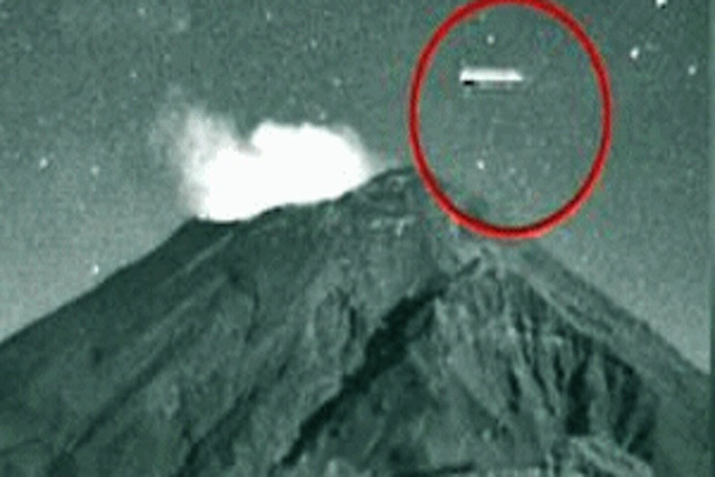 Captan paso de supuesto OVNI sobre el volcán Popocatépetl.