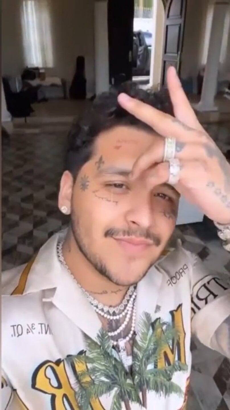 Constantemente, Nodal presume su casa