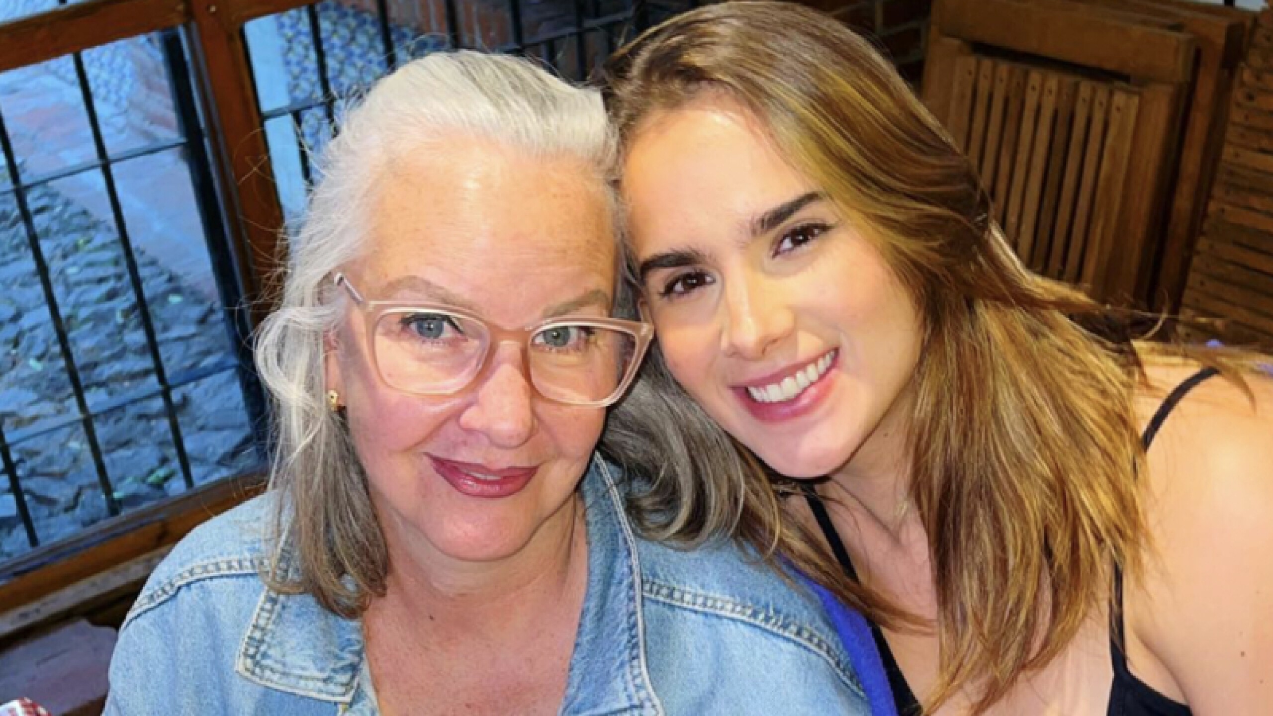 Gala Montes y su mamá portada