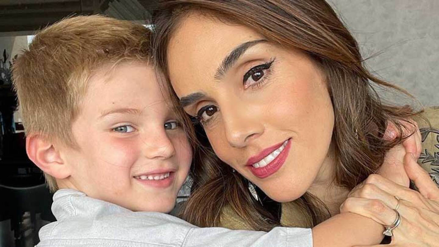 Sandra Echeverría le enseñó a su hijo a leer y escribir