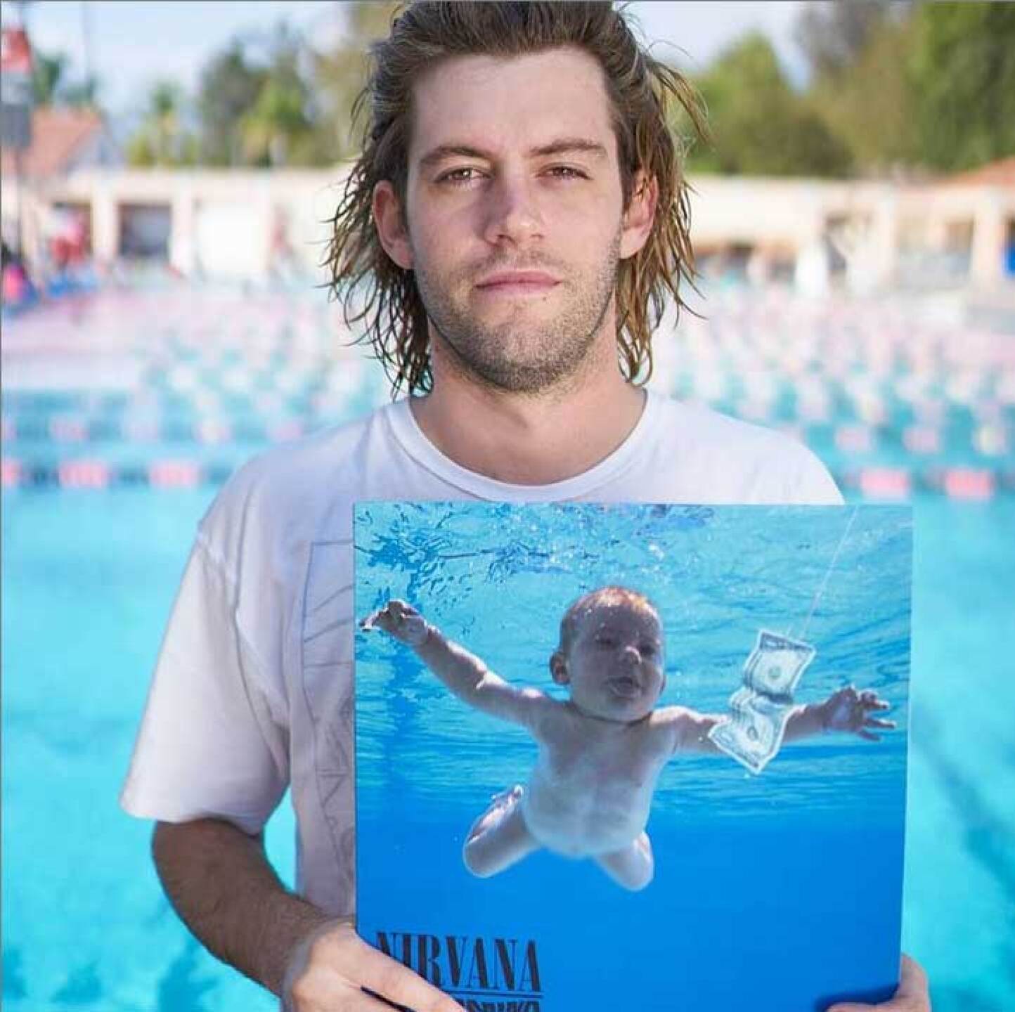 Spencer Elden posa con la portada del disco en que sale