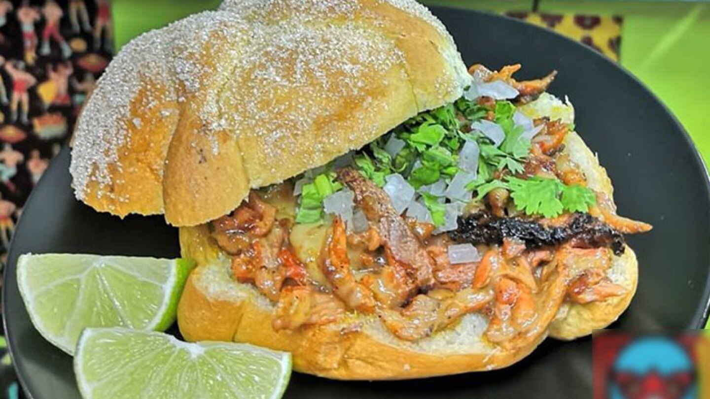 El nuevo invento mexicano, el pan de muerto relleno de pastor, ¿le pondrías salsita?.