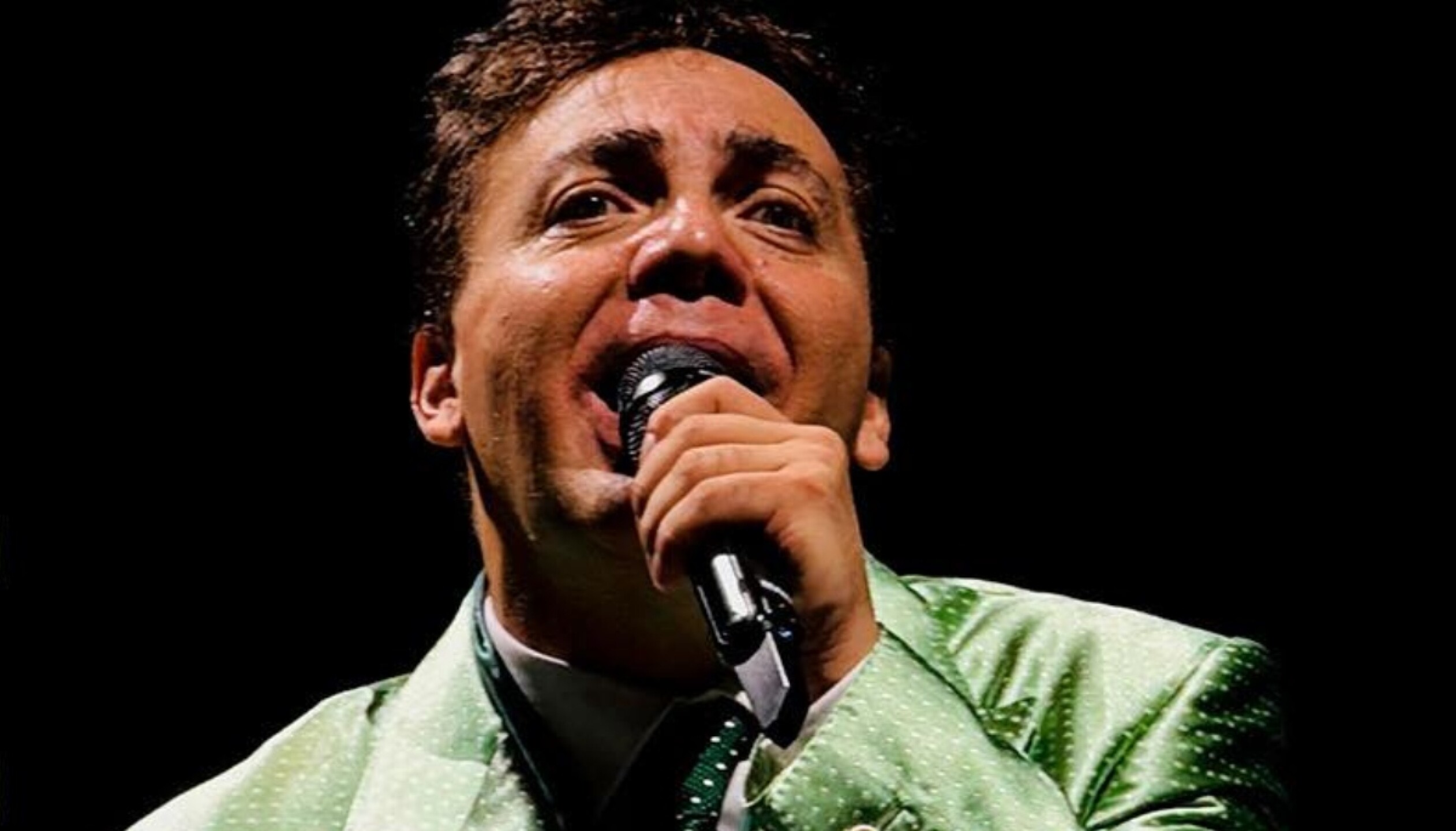 El cantante y la empresaria anunciaron su noviazgo hace un par de días.