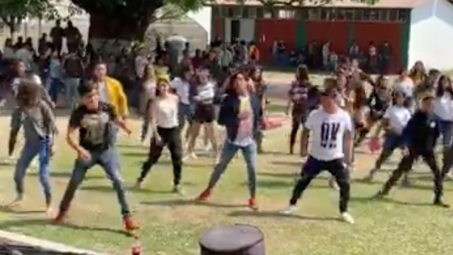 Chicos cambiar coreografía de “Payaso de Rodeo” con pasos de Fortnite.