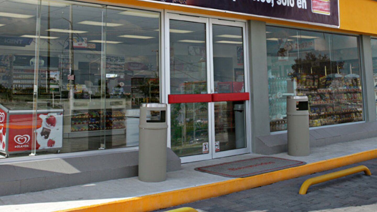 Se hacen pasar por empleadas para robar tienda de conveniencia