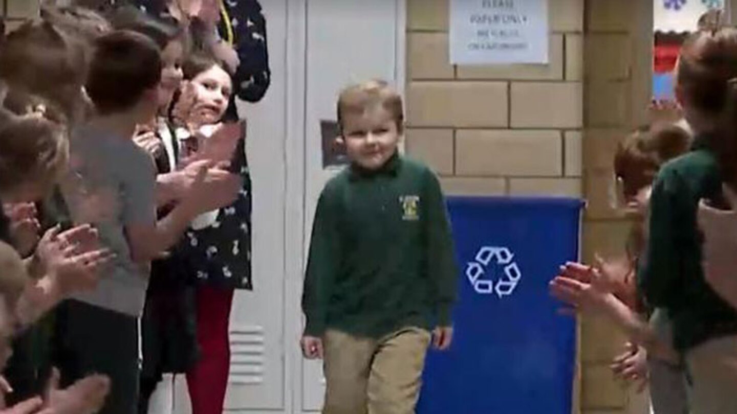Como todo un pequeño valiente, el niño cruzó hacia su salón de clases siendo ovacionado por otros niños.