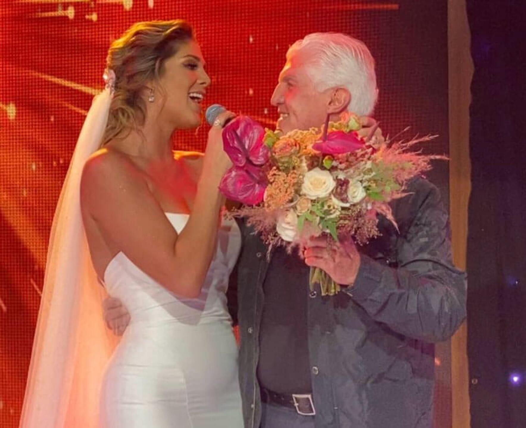 Natalia Alcocer canta en VLA con el vestido que utilizaría en su boda