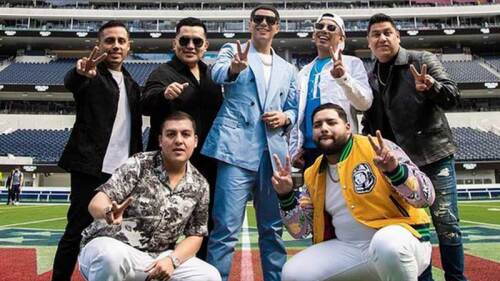 Integrantes de Grupo Firme muestran el fruto de su esfuerzo