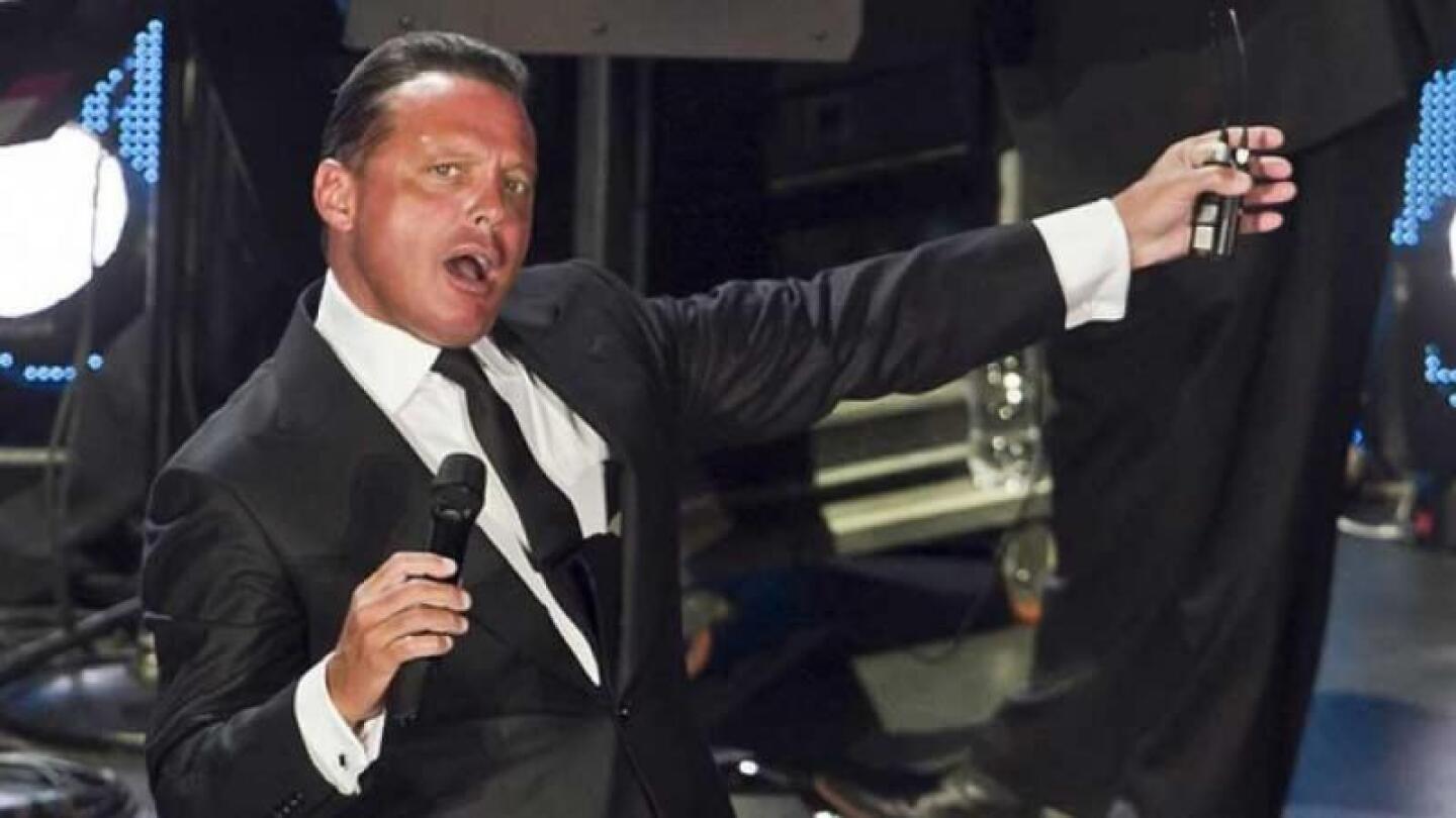 Captan a Luis Miguel comprando en una tienda como cualquier persona