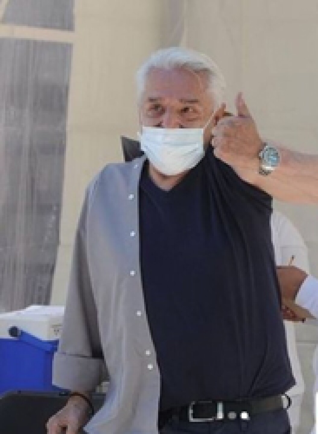 Enrique Guzmán hizo fila de 7 horas para recibir la vacuna