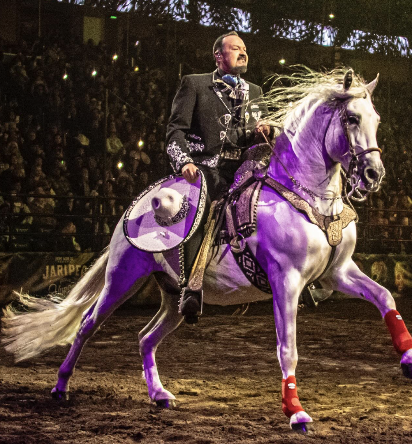 Pepe Aguilar revela que hubo tiempo que se alejó de su padres