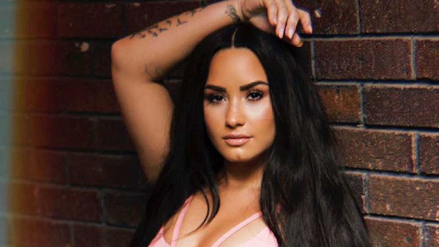 Demi Lovato reaparece caminado en vía pública acompañada de una amiga.