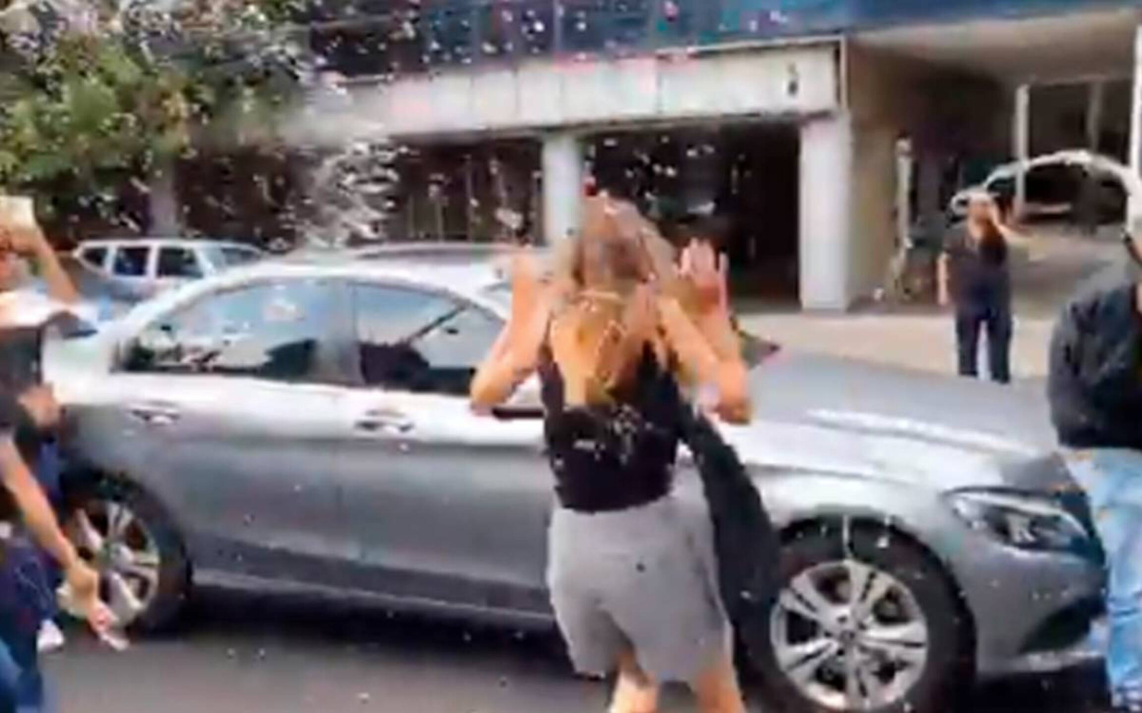 Lady racista se reencuentra con el oficial que agredió
