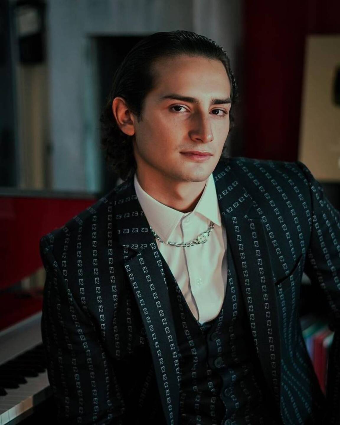 Critican a Emilio Osorio tras cantar Mujeres Divinas