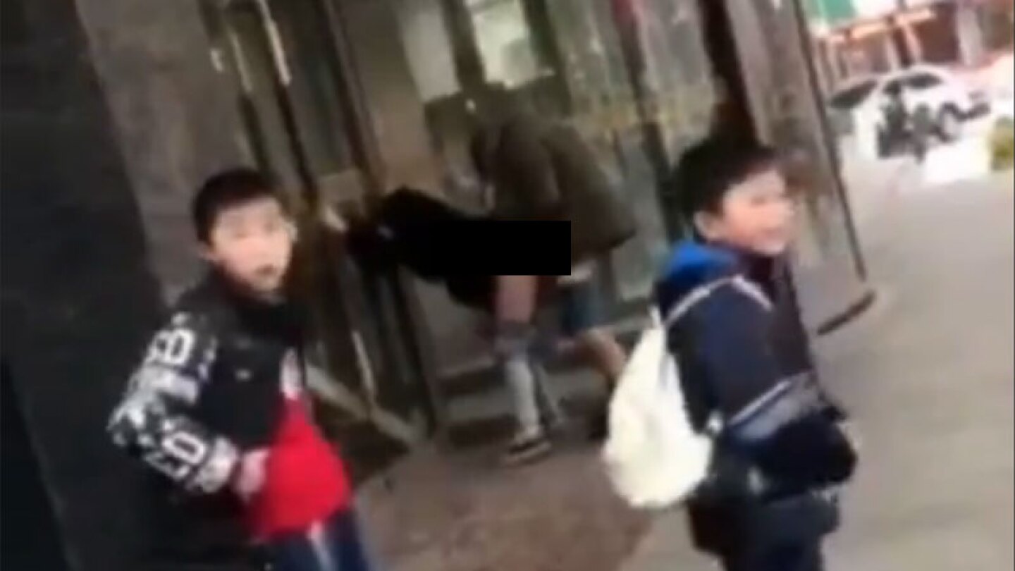 Pareja de descarados son descubiertos teniendo sexo en la calle ¡y frente a niños!