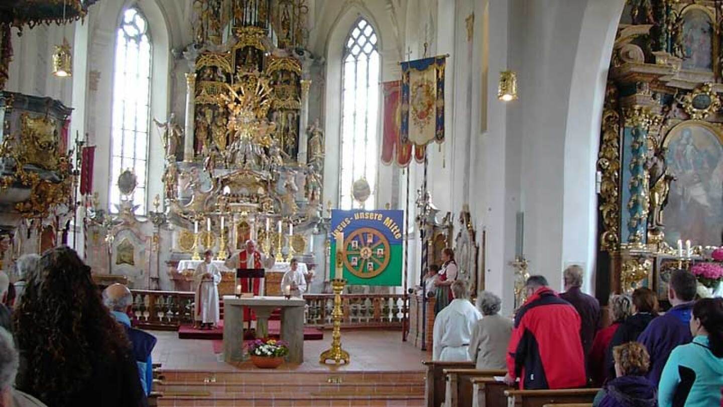 Pastor sacrifica a chiva en plena misa y luego se disculpa