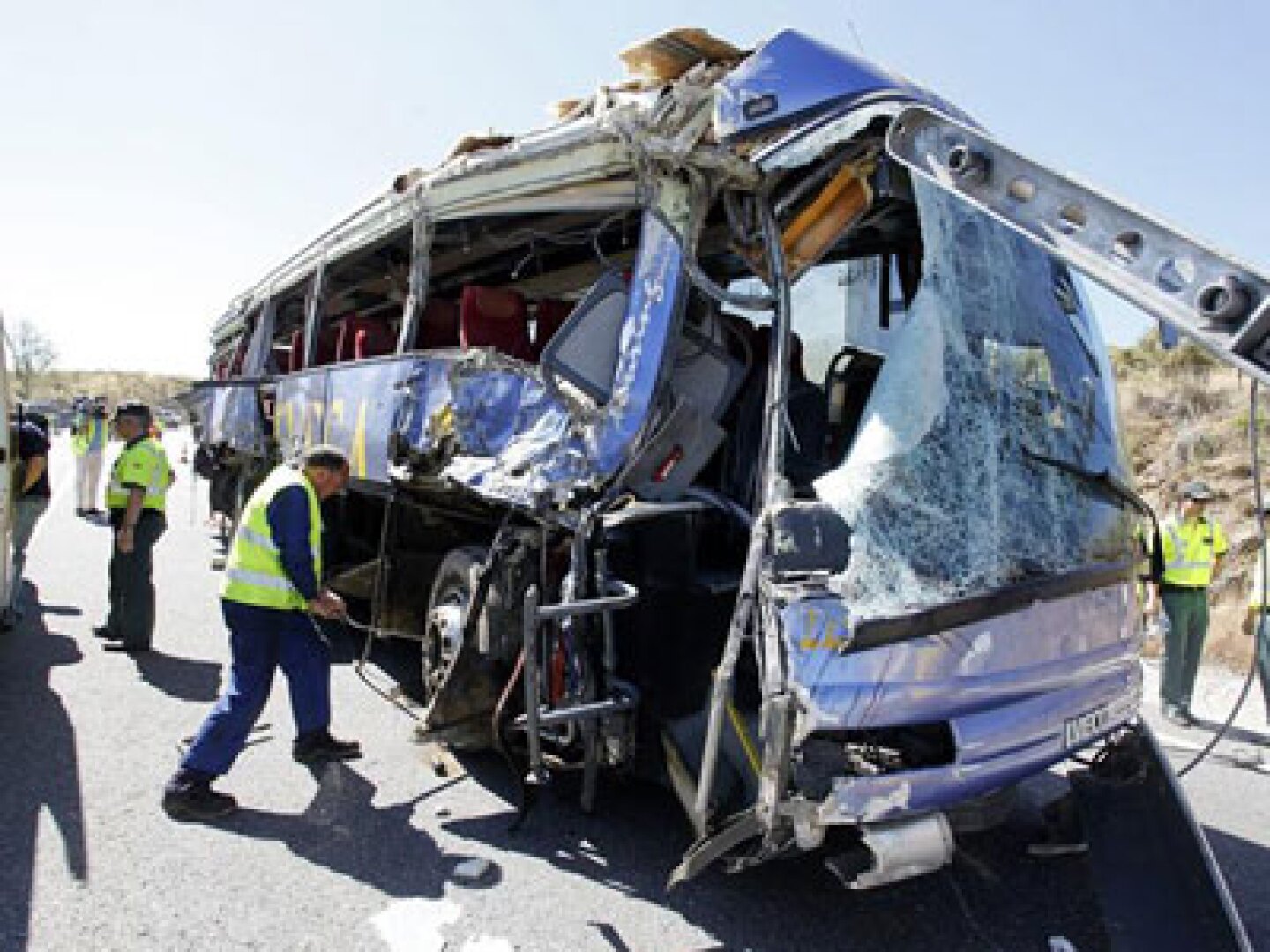 Choque de tertocamiones y autobús provocó la muerte de un individuo.