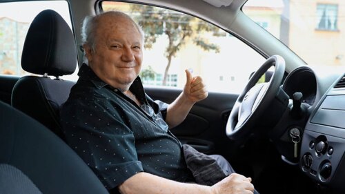 ¡Sale adelante! Sergio DeFassio se gana la vida como taxista