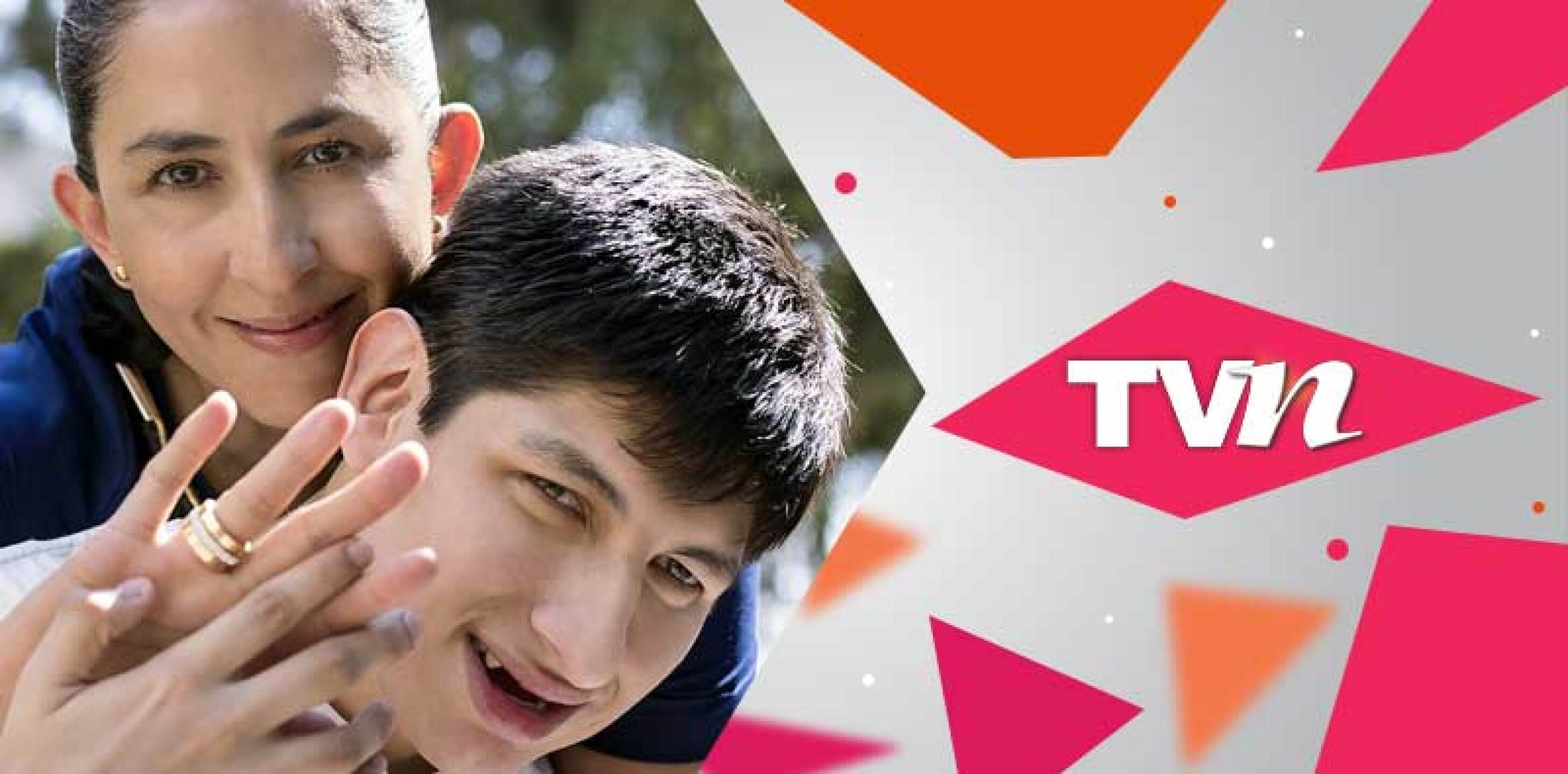 Hijo sorprende a su mamá con título universitario y su reacción te sorprenderá