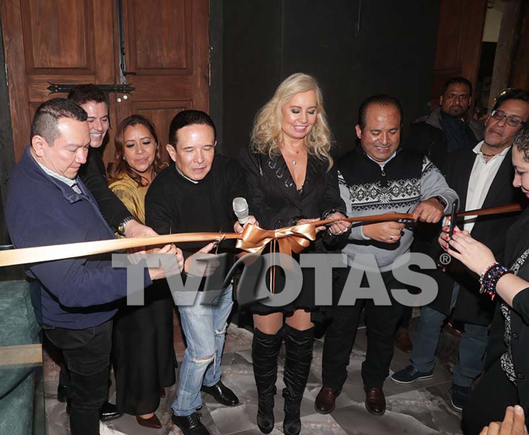 Ernesto Laguardia inaugura su centro de espectáculos en Valle de Bravo con invitados de lujo