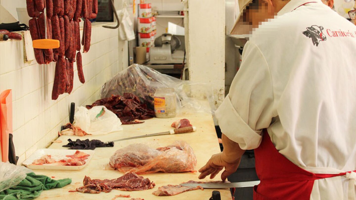 Carnicero acuchilla a perro que buscaba comida 