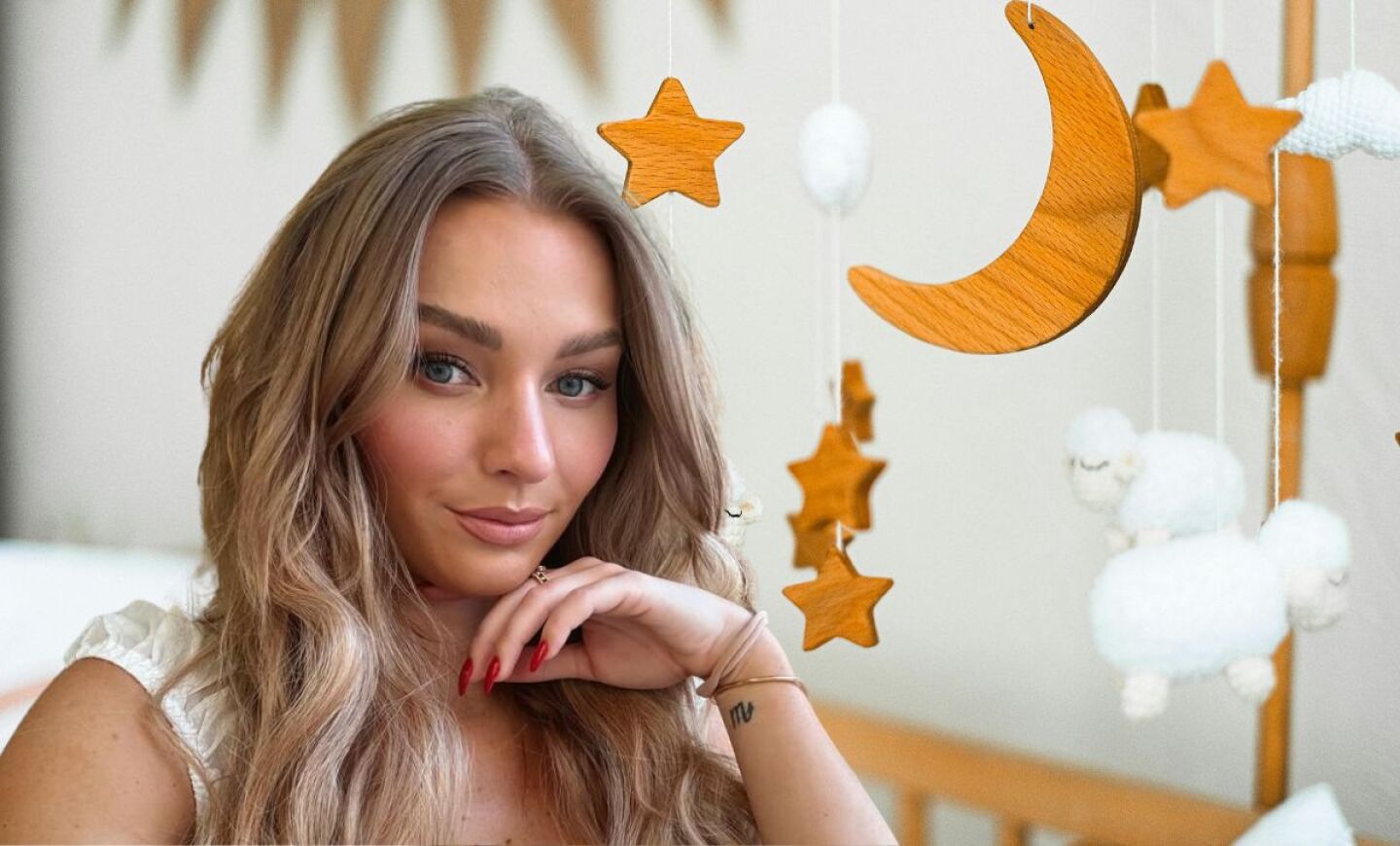La joven actriz Irina Baeva fue captada en su arribo a la Ciudad de México.