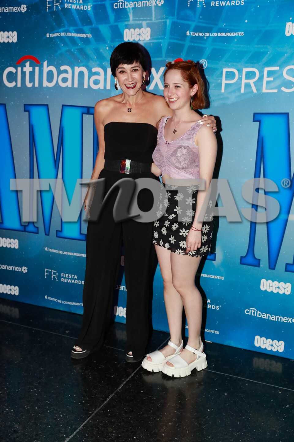 Susana Zabaleta y su hija en el 70 aniversario del Teatro Insurgentes