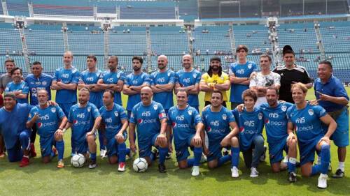 Se tomaron la foto del recuerdo en la cancha.