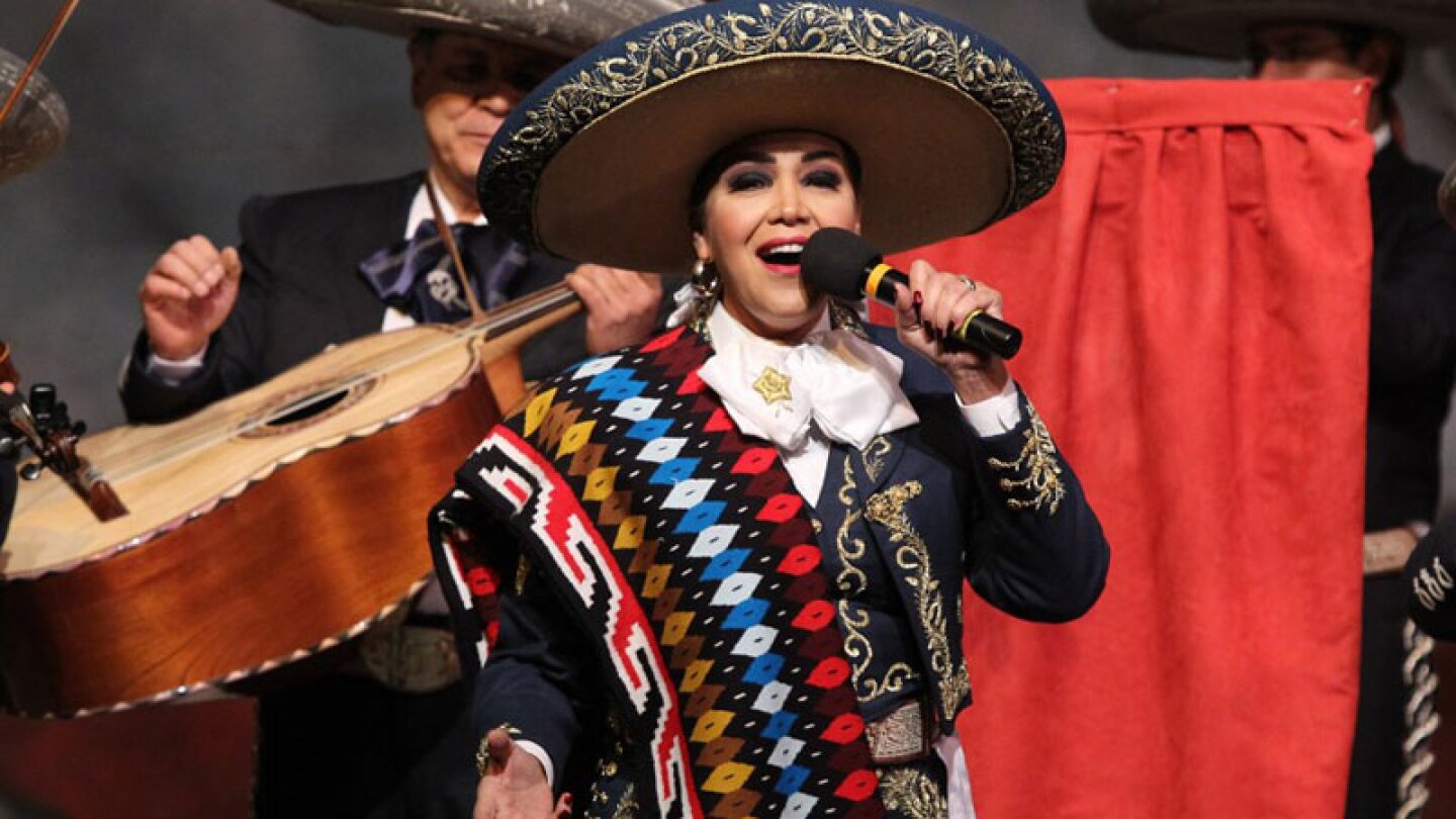 Aída Cuevas recibe un Grammy Americano