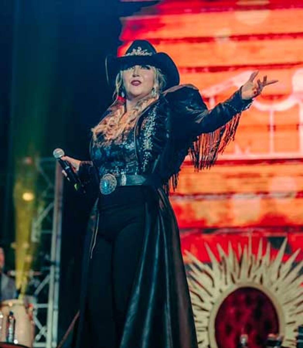 La cantante deleitó a su público regio con los grandes éxitos de los 90's