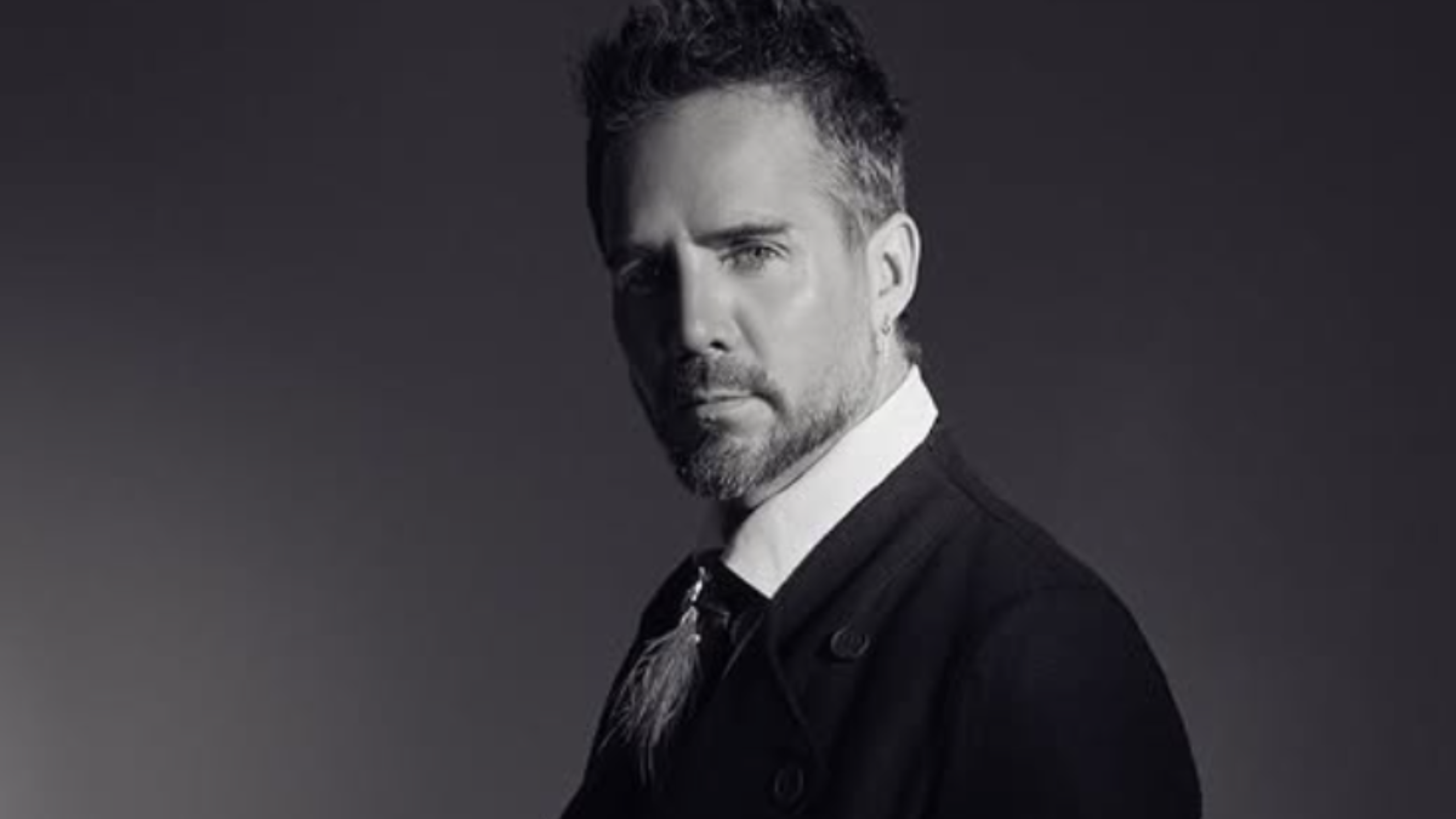 José Ron afirma no haber sentido pena por posar desnudo.
