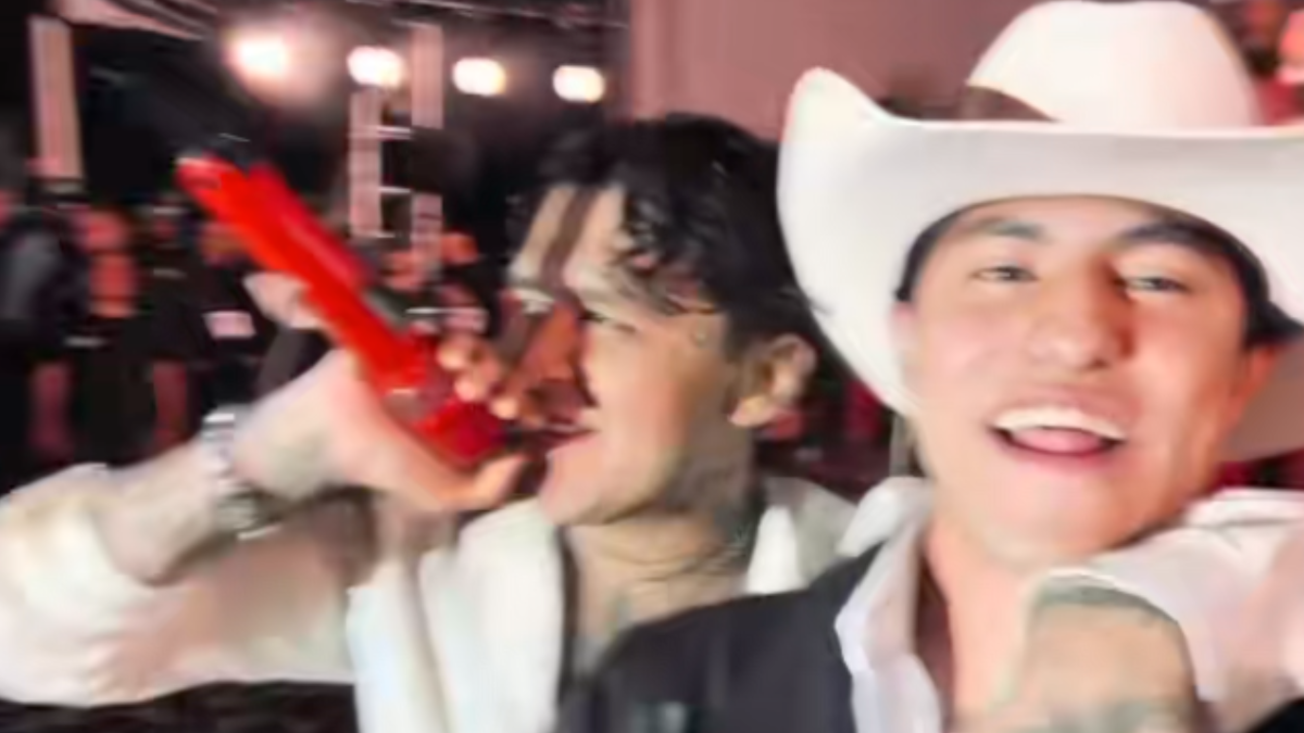 Christian Nodal desata rumores por besar a fan en concierto: “Se le ve más feliz que con Ángela”