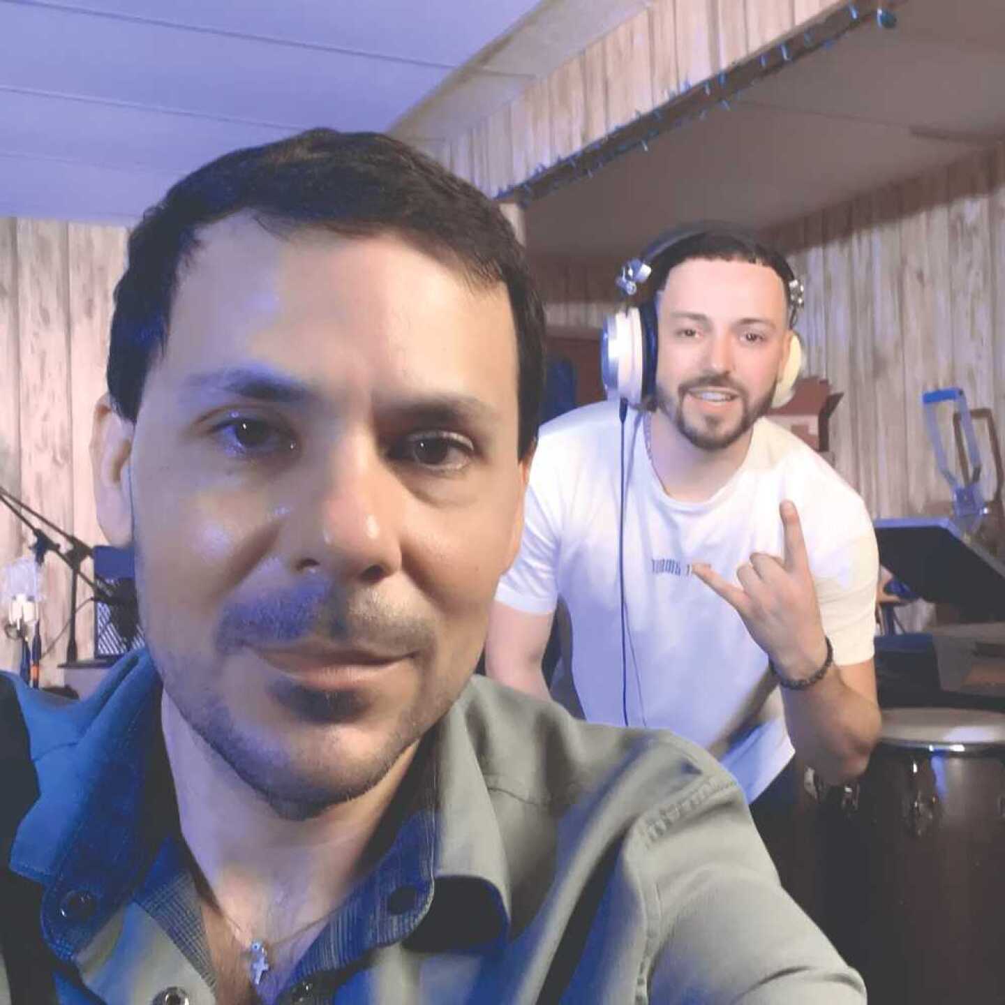 Sale a la luz que Pee Wee lleva tres años de casado ¡con su mánager!