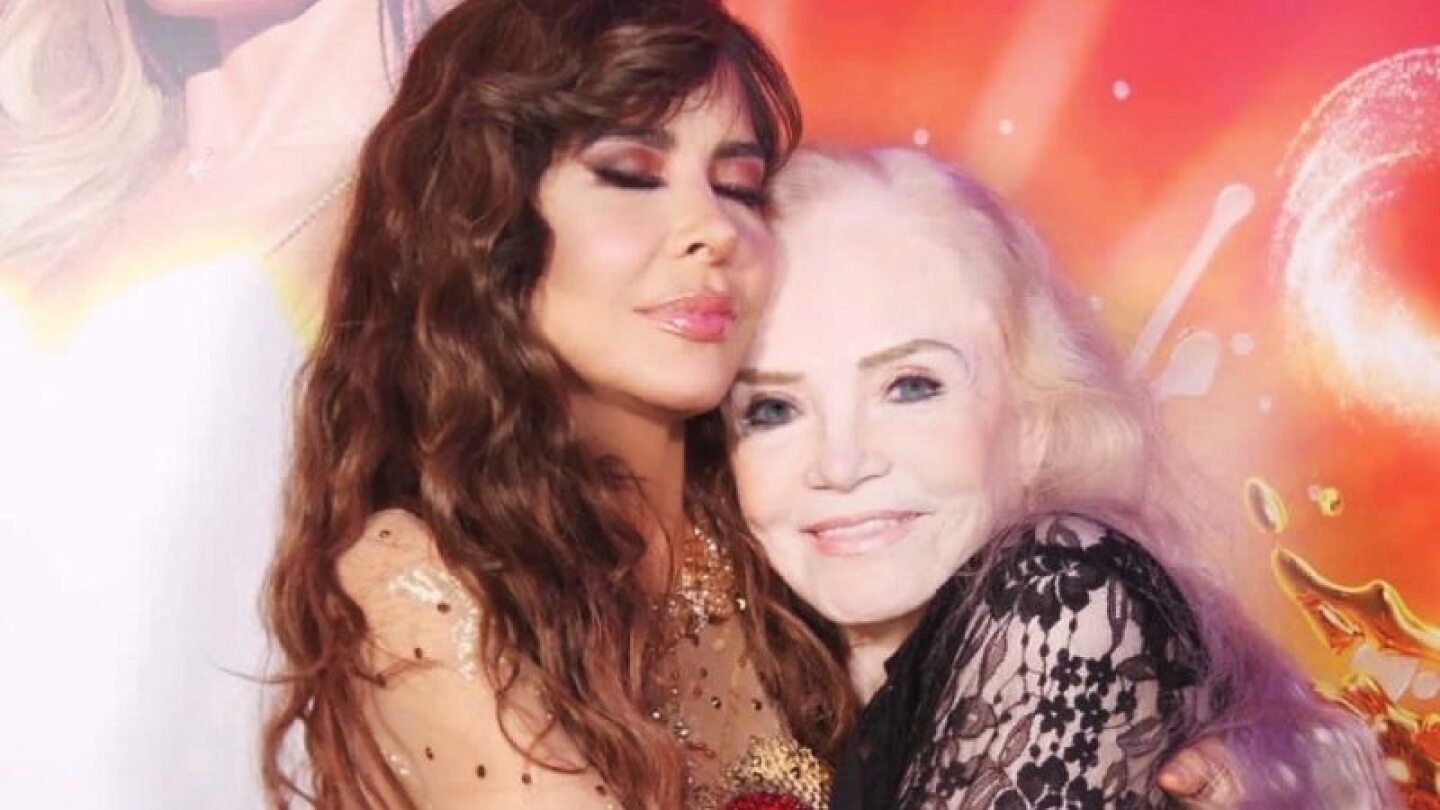 Gloria Trevi le regala lujosa camioneta a su mamá por su cumpleaños