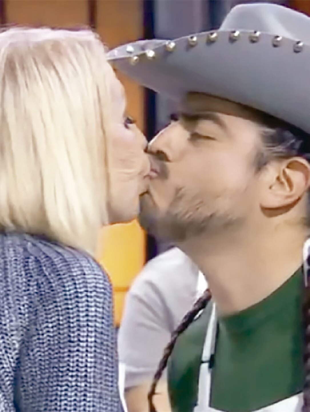 Laura Bozzo y Rey Grupero beso en MasterChef