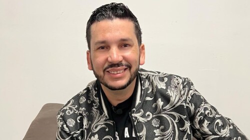 Luis Ángel El Flaco es bajado de un avión en Mazatlán por presunta amenaza de bomba