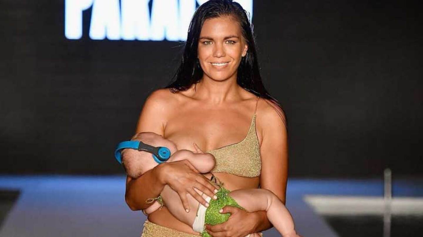 La modelo salió cargando a su bebé quien traía unos audífonos para no espantarse con la gente.