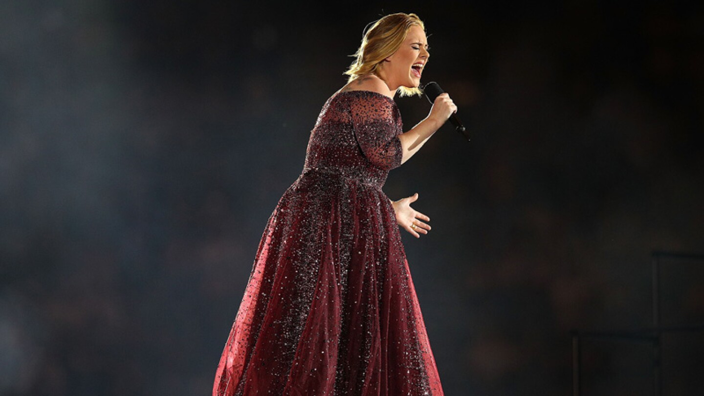 Adele rechaza millonario cheque.
