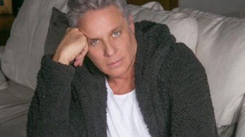 Alexis Ayala tatúa su cuerpo en señal de victoria