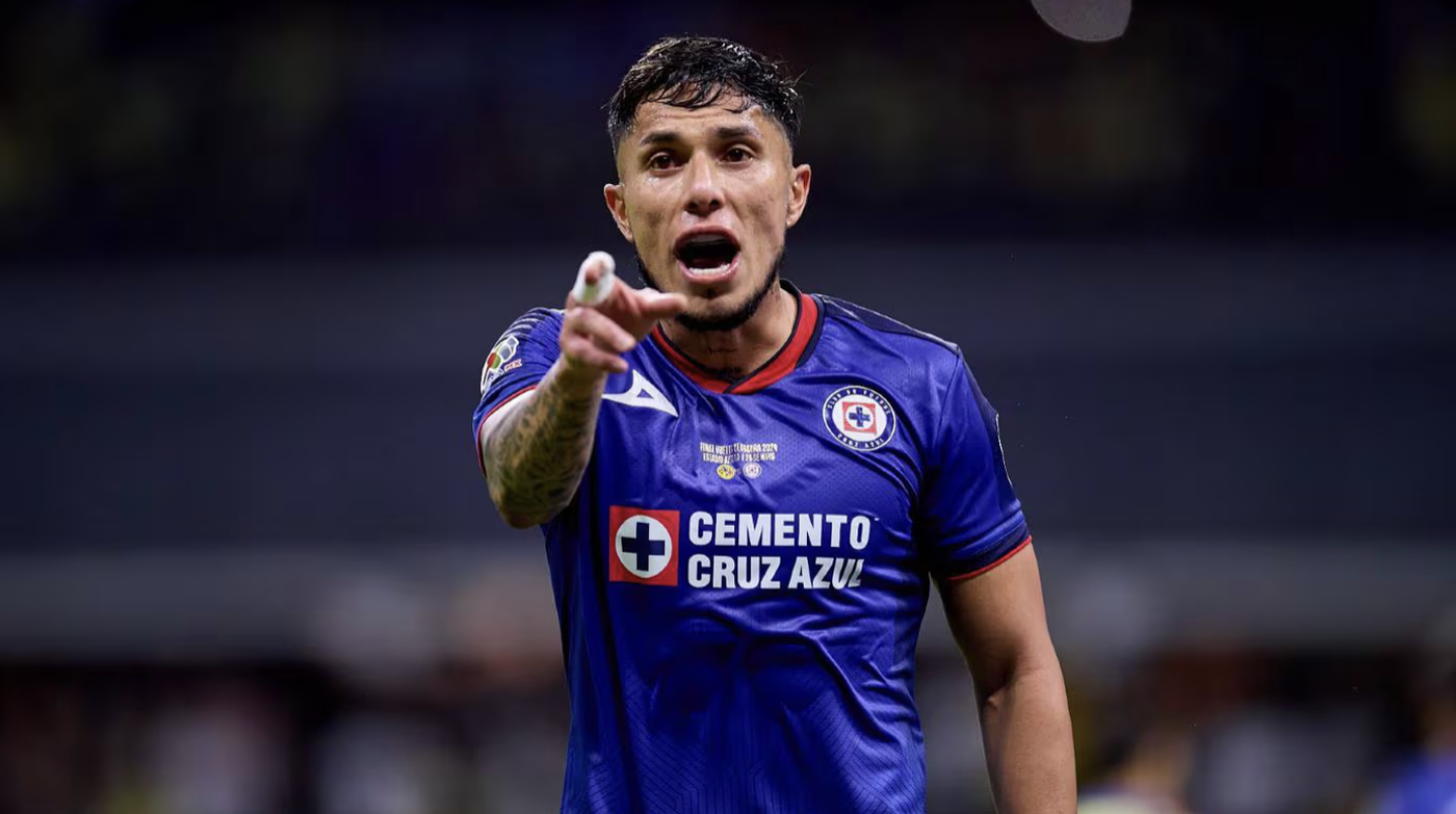 Carlos Salcedo Cruz Azul hermana